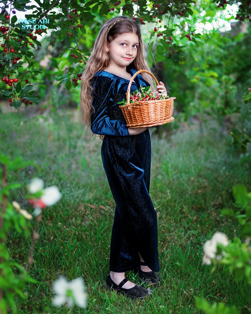 عکس کودک آتلیه رز آبی 
عکس فضای باز کودک ادیت روسی