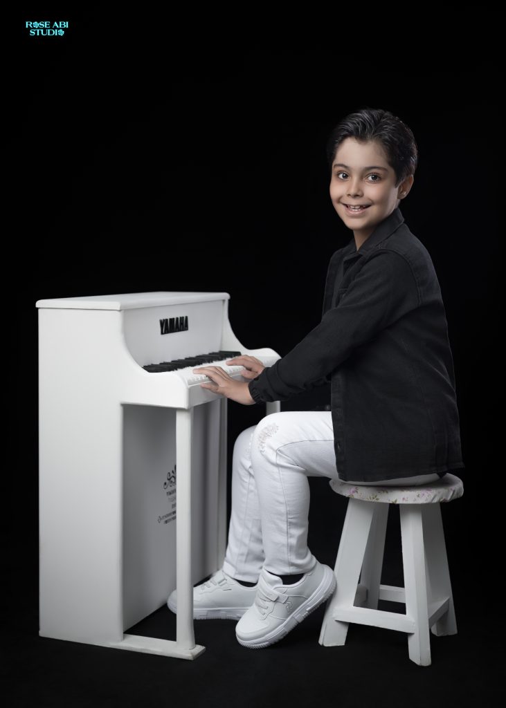 عکس کودک آتلیه رز آبی 
تم مینیمال کودکانه - پیانو